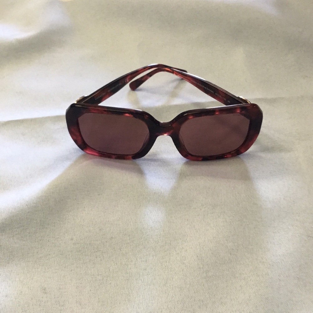 Coach sunglasses can see through fake people